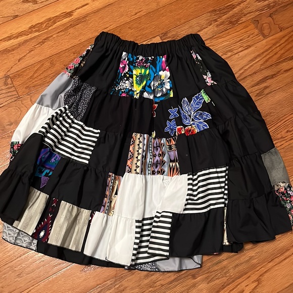 Colorful patterned black skirt - Picture 2 of 2